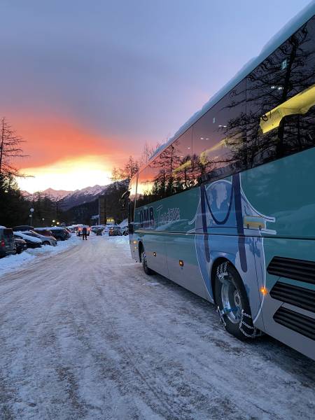Voyagez sereinement vers les stations de ski grâce à nos solutions de transport sur mesure au départ de la Normandie et de la région parisienne.